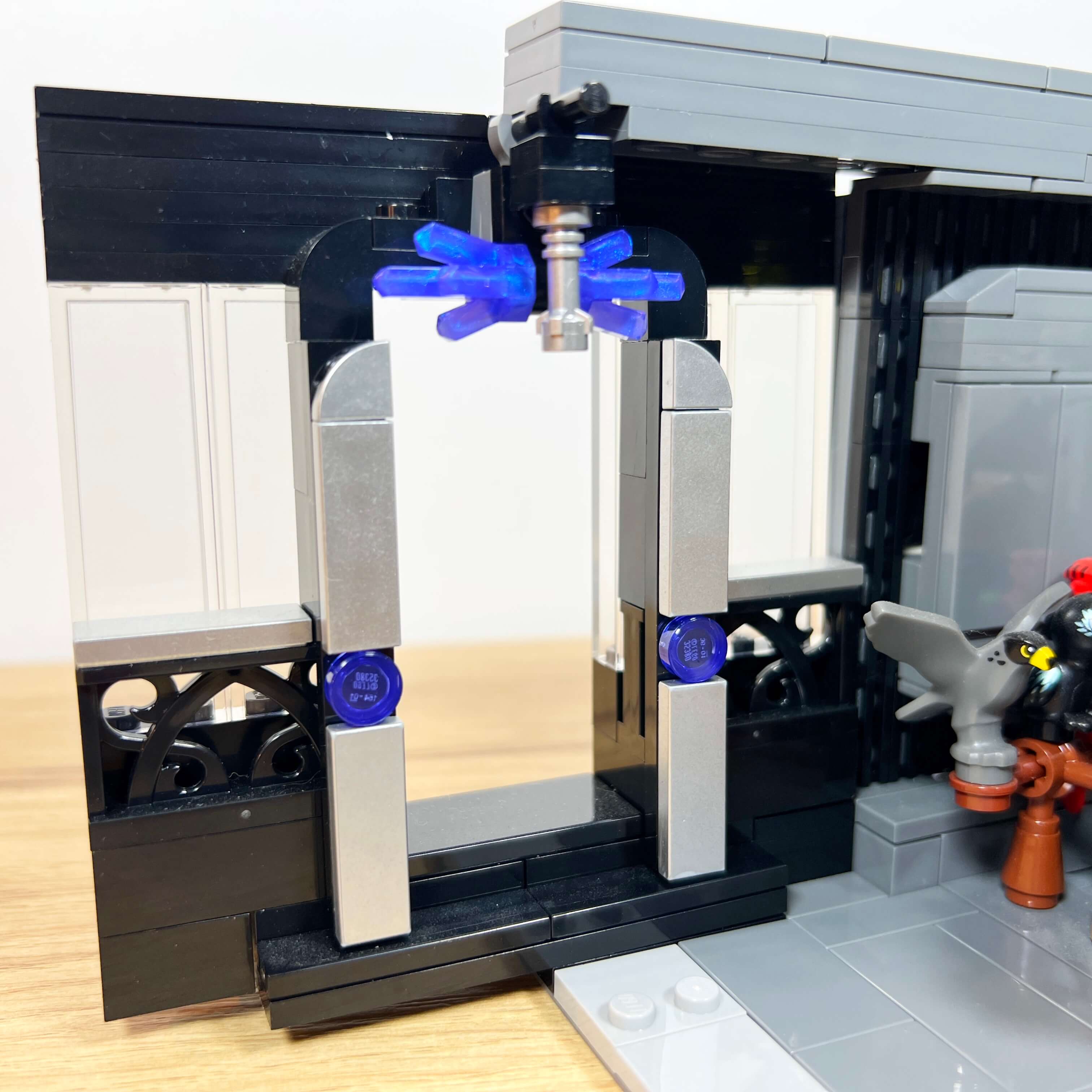 La façade de la Cantina avec son enseigne faite de deux cristaux Kyber et d'un sabre laser